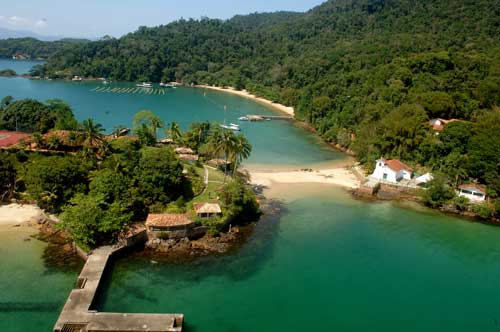 A Ponta da Piedade abriga uma igreja e a primeira Ilha de Caras